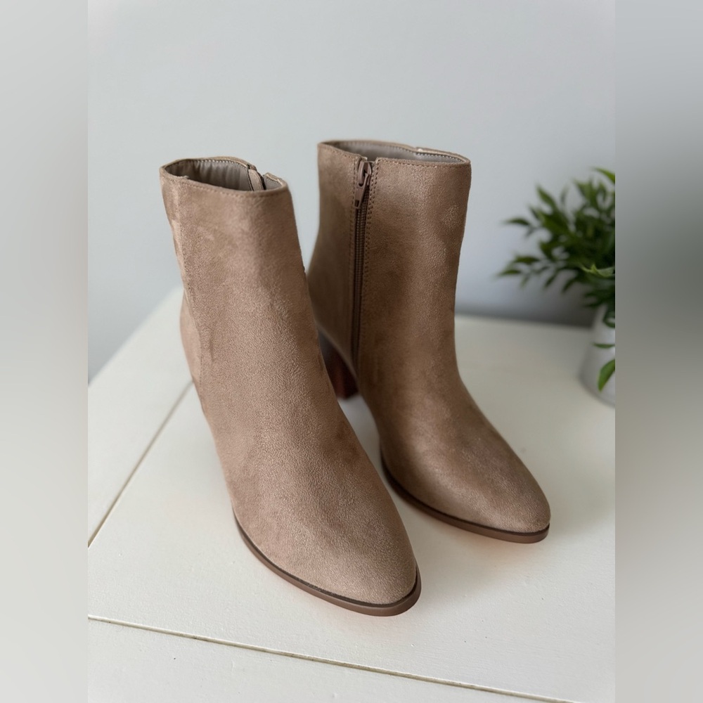 Dream Pairs Womens Ankle Chunky Block Heel Booties  Sand/Suede Sz 7.5